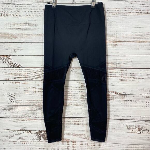 FABLETICS‎ BLACK CROPPED LEGGINGS WITH MESH DETAIL athletic leggings - Picture 2 of 7